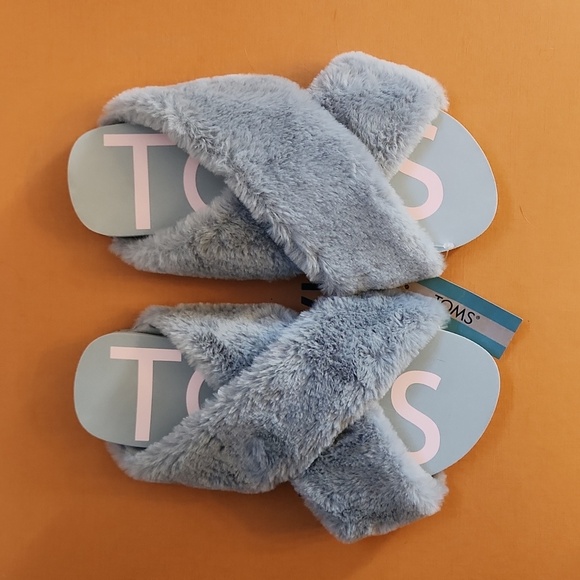 NWT Tom's Fuzzy Slip Ons - Picture 9 of 9